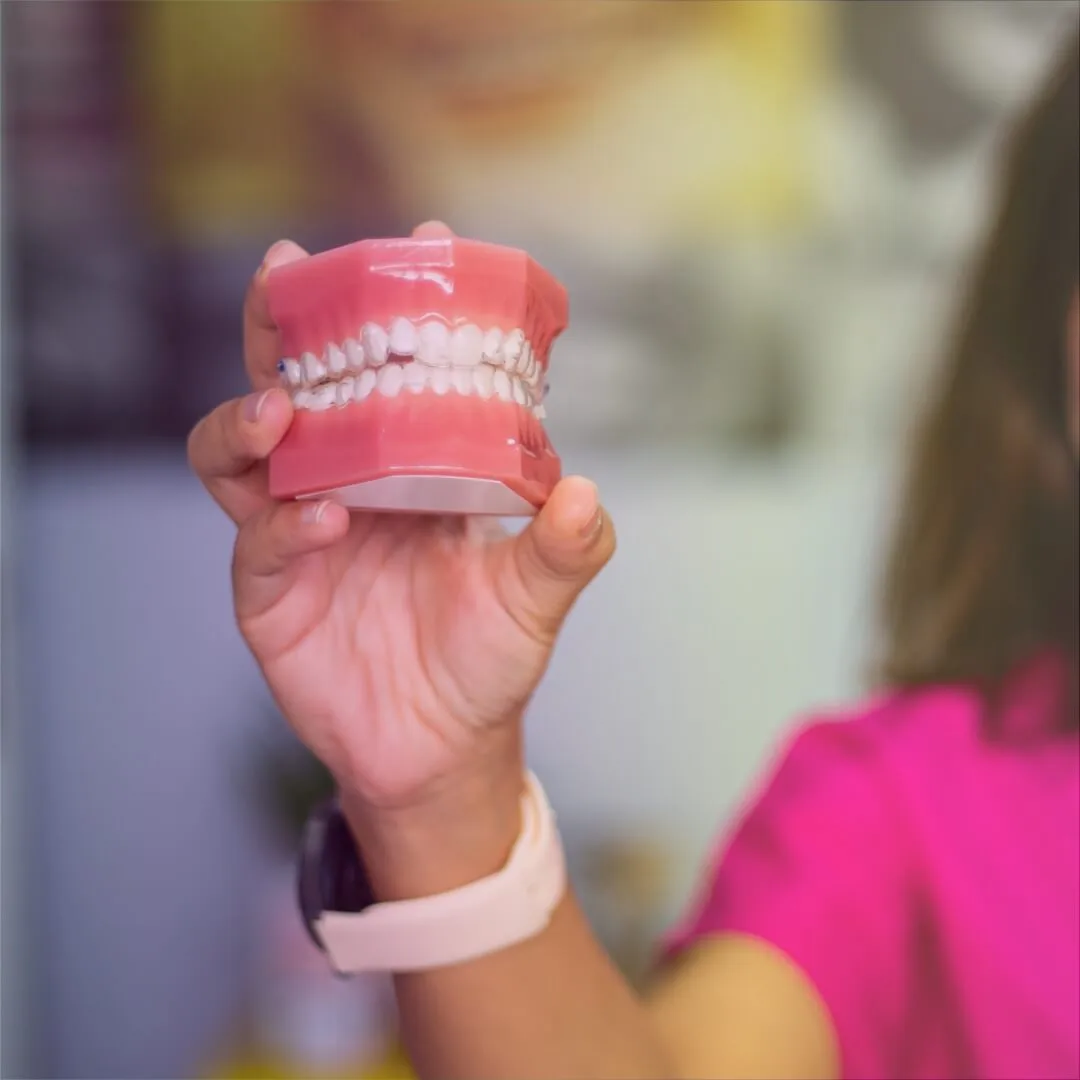 Prótese dentária segurada por uma dentista clínico geral em Ouro Preto